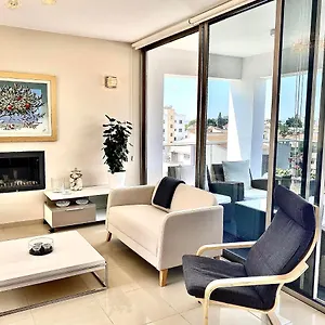 The Penthouse 401 דירה לרנקה